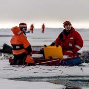 Zwei Menschen auf Boot in Eiswasser