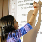 Schülerin an einem Whiteboard