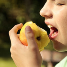 Junge beißt in Apfel