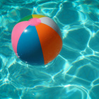 Ein Wasserball in einem Pool