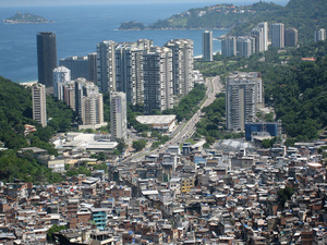 Blick auf die Favela Rocinha in Rio de Janeiro (2008): Gegensätze zwischen Arm und Reich
