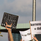 Demoschilder "Climate Justice" werden hochgehoben
