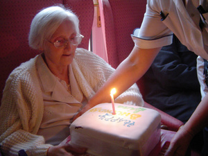 Eine alte Frau hat Geburtstag