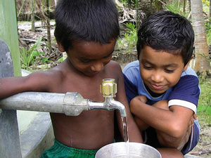 Kinder in Bangladesch holen sauberes Wasser