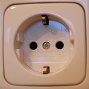 Steckdose an der Wand; beche Färbung