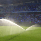 Aufnahme eines Rasensprengers in einem Fußballstadion. 