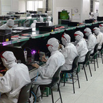 Fabrikarbeiter in China bei der Handyproduktion