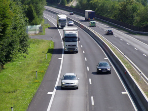 Autos und LKW auf einer Autobahn