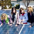 Schülerinnen besichtigen Solarmodule