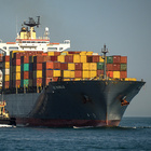 Das Leitbild der nachhaltigen Entwicklung setzt sich zunehmend auch in der Wirtschaft durch. Ein beladenes Containerschiff auf dem Meer