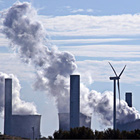 Die fossilen Energieträger Kohle, Erdgas und Mineralöl sollen nach 2050 nicht mehr verwendet werden. Kohlekraftwerk und WIndkraftanlage