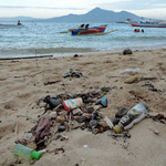 Vermüllter Strand und Sportboote in Indonesien