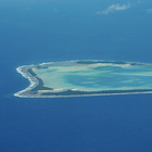 Der steigende Meeresspiegel macht den Inselstaat Tuvalu langsam unbewohnbar. Luftbild des Atolls Funafuti in Tuvalu