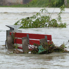 Hochwasser bis zu einer Parkbank