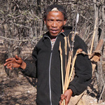 Ein Mann in Botswana auf dem Weg zur Jagd.