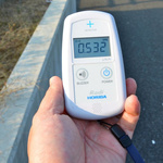 Hand mit Dosimeter