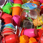 Verpackungen erfüllen nützliche und notwendige Funktionen, verursachen aber auch große Abfallmengen. Leere Joghurtbecher und ein Joghurtglas