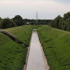 So wie dieser Bach wurden viele Bäche begradigt und in Beton eingefasst. Der Hüller Bach in seinem Betonbett