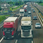 Mehr Pakete, mehr LKWs: Steigt die Zahl der Bestellungen, erhöht sich auch das Aufkommen von Transportfahrzeugen. Mehrere LKWs, die auf der Autobahn fahren.