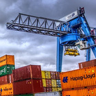 Waren legen tausende Kilometer zurück, zum Beispiel auf riesigen Containerschiffen Containerhafen