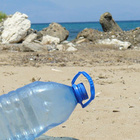 Plastikflasche am Strand