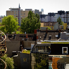 Blick in eine Stadt mit buntgemischter Architektur