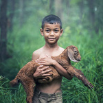 Ein Junge trägt eine Ziege