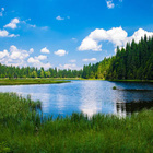 Der Böhmerwald ist eine bewaldete Bergkette entlang der tschechisch-deutsch-österreichischen Grenze. Der Bayerische Wald formt den westlichen Teil des Böhmerwaldes und liegt an der Grenze zwischen Bayern und Tschechien. Blick auf den Böhmerwald und einen See