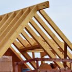 Das Holzgerüst eines Spitzdachs.