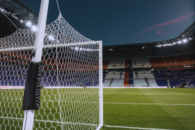 Nahaufnahme eines Fußballtors in einem großen Stadion bei Nacht. 