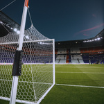 Nahaufnahme eines Fußballtors in einem großen Stadion bei Nacht. 