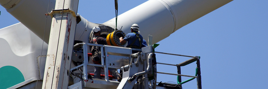 Handwerker arbeitet an Windrad