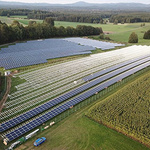 Solaranlage auf einer Wiese