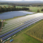 Solaranlage auf einer Wiese