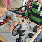 Kinder führen Experiment durch