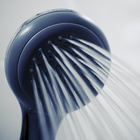 In privaten Haushalten werden fast 90 Prozent der Energie für Heizung und Warmwasser verwendet. Wasser fließt aus Duschkopf