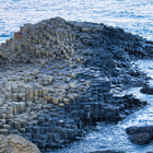 Basaltgestein an der Küste.
