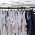 Weiße und blaue Kleidungsstücke an einer Kleiderstange
