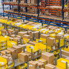 Immer mehr Bestellungen Viele Pakete, die sich in einem Paketzentrum stapeln.
