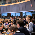 Greta Thunberg und EU-Abgeordnete in einem Konferenzsaal.