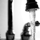 In Deutschland wird Trinkwasser zu etwa 70 Prozent aus Grundwasser gewonnen. Ein Wasserstrahl fließt aus einem Wasserhahn.