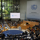 Ein Konferenzsaal und ein Banner mit dem Logo der UN Klimakonferenz