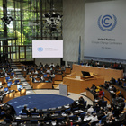 Die UN Klimakonferenz 2015 in Bonn Ein Konferenzsaal und ein Banner mit dem Logo der UN Klimakonferenz
