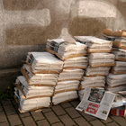 Nur ein Teil des Abfalls wird wiederverwertet und recycelt. Ein Stapel Altpapier