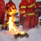 Auch viele Feuerlöschschäume beinhalten perfluorierte Chemikalien. Feuerwehrkräfte löschen einen Brand