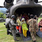 Flüchtlinge verlassen den Helikopter