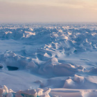 Die Treibhausgase aus den Industrieländern führen zu höheren Durchschnittstemperaturen. Das wirkt sich besonders stark in der Arktis aus. Eisdecke des arktischen Ozeans