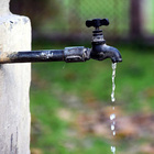 Ein Wasserhahn aus dem Wasser kommt