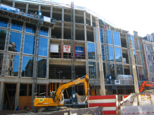 Gebäude aus Beton, Stahl und Glas