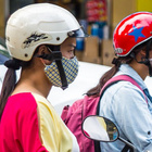 Rollerfahrerinnen mit Atemmasken